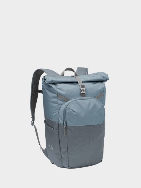 Una mochila de senderismo marrón y azul con dos compartimentos con cremallera y correas ajustables sobre un fondo gris claro. En la esquina superior izquierda, el texto "Mochilas de día" aparece en blanco.