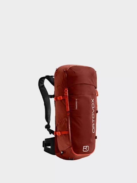 Sobre un fondo gris claro, se muestra una mochila de senderismo verde y negra con múltiples correas y compartimentos. Encima de la mochila, se puede leer el texto "MOCHILAS DE SENDERISMO" en letras blancas y negritas.