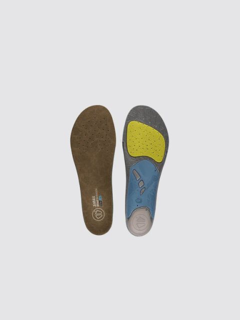 Se muestran dos plantillas para zapatos. La izquierda es de un beige liso, la derecha tiene un diseño texturizado con detalles en negro y rojo. Encima está el texto "Cuidado y plantillas" sobre un fondo gris claro.