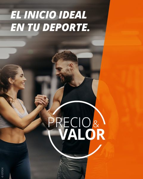 Un hombre sonriente y una mujer en ropa deportiva se dan la mano en el gimnasio. El texto dice: "El inicio ideal en tu deporte. Precio & Valor."
