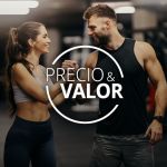 Zwei durchtrainierte Menschen in Sportkleidung, die sich in einem Fitnessstudio lächelnd die Hände reichen, mit der Aufschrift "Precio & Valor" in fetten weißen Buchstaben.