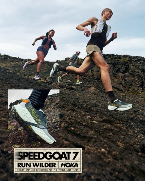 Tres corredores de trail con ropa deportiva suben una colina por terreno rocoso; en el centro, un primer plano de una zapatilla Hoka Speedgoat 7. El texto dice "Speedgoat 7: Corre más salvaje.