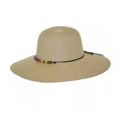 Sombrero de paja beige de ala ancha con una banda negra adornada con cuentas de colores sobre un fondo blanco.