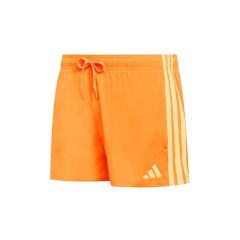 Pantalones cortos deportivos de color naranja brillante con cordón en la cintura, logotipo blanco de Adidas y tres rayas blancas en el lateral, colocados sobre un fondo blanco.