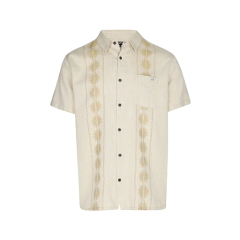 Camisa beige de manga corta con botones y sutiles patrones verticales de rayos de sol a ambos lados de los botones.