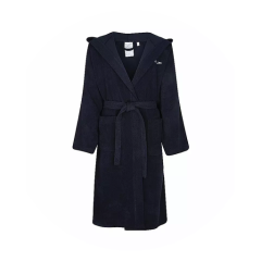 Una bata de baño azul marino con capucha, cinturón y dos bolsillos en la parte delantera sobre un fondo blanco liso.