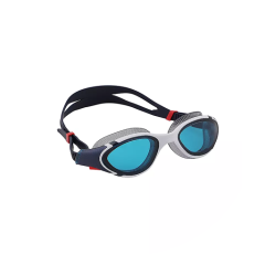 Unas gafas de natación con lentes azules y una pulsera blanca y negra sobre un fondo blanco.