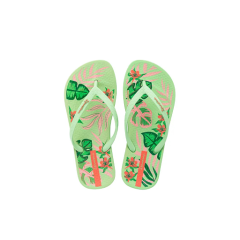 Un par de chanclas verdes con estampados de hojas y flores tropicales rosas y verdes, colocadas una al lado de la otra sobre un fondo blanco y redondo.