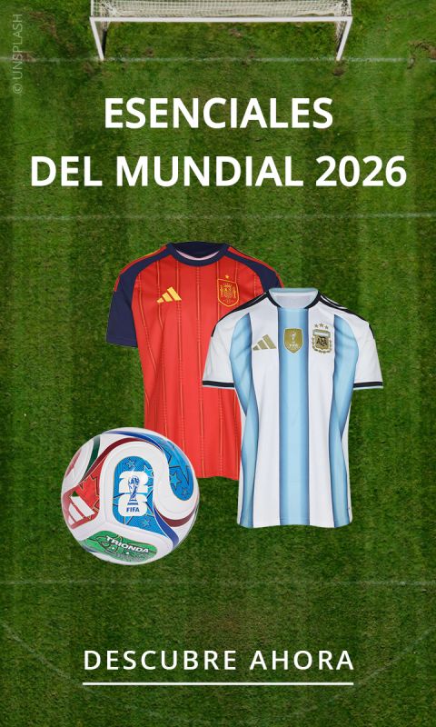 Dos camisetas de fútbol (España y Argentina) y un balón de la Copa Mundial de la FIFA 2026 en un campo de fútbol, además de un texto en español que promociona los imprescindibles del Mundial.