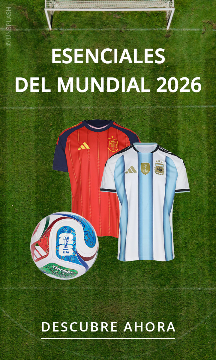 Dos camisetas de fútbol (España y Argentina) y un balón de la Copa Mundial de la FIFA 2026 en un campo de fútbol, además de un texto en español que promociona los imprescindibles del Mundial.