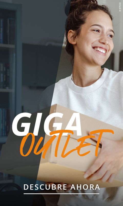 Mujer sonriente con una caja de cartón en la mano. El texto en la imagen dice "GIGA OUTLET" y "DESCUBRE AHORA" en español.