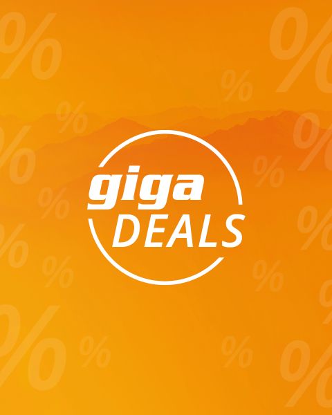 Fondo naranja con tenues signos de porcentaje. Un círculo blanco en el centro contiene el texto en negrita "giga DEALS.
