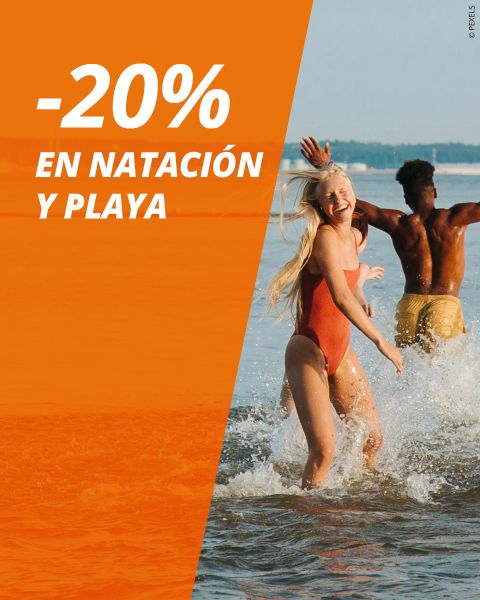 Dos personas caminando alegremente en el agua poco profunda de la playa, con una oferta de 20% de descuento en artículos de baño y playa en español sobre un fondo naranja.