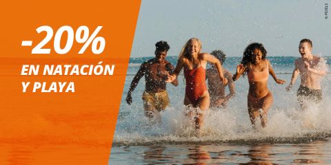 Cinco personas corren y chapotean en el mar; el texto sobre un fondo naranja dice "-20% en natación y playa" (20% de descuento en ropa de baño y playa).