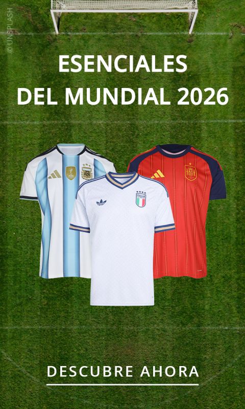 Tres camisetas de fútbol (Argentina, Italia, España) en un campo de césped con el texto: "Esenciales del Mundial 2026. Descubre ahora."