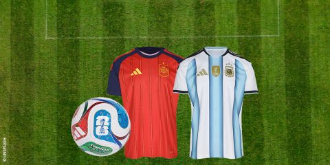 Dos camisetas de fútbol, una en rojo (España) y otra en blanco con rayas azules (Argentina), sobre el fondo de un campo de fútbol verde con un balón de la Copa Mundial de la FIFA.