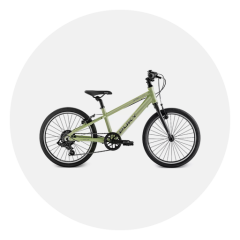 Bicicleta de montaña juvenil verde claro con sillín, manillar y neumáticos negros, representada de perfil sobre un fondo blanco liso.