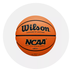 Un balón de baloncesto Wilson NCAA de color naranja con letras y líneas negras, centrado sobre un fondo blanco liso.