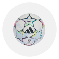 Balón de fútbol Adidas blanco de la UEFA Champions League con coloridos patrones de estrellas y el logo de la FIFA, representado sobre un fondo blanco liso.