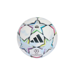 Un balón de fútbol Adidas blanco con patrones de estrellas de colores y el logo de la UEFA Champions League sobre un fondo blanco liso.