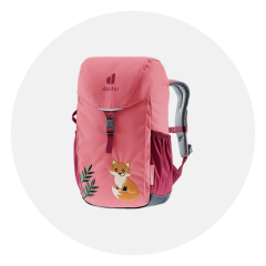 Mochila rosa con motivo de zorro y hojas, correas grises y el logo de Deuter en la solapa, fotografiada sobre un fondo blanco liso.