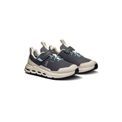 Un par de zapatillas deportivas negras y beige con detalles azules, mostradas en diagonal sobre un fondo blanco.