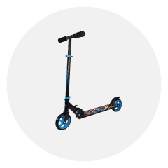 Un patinete negro con ruedas azules y detalles azules, cuya plataforma está decorada con un patrón geométrico, representado sobre un fondo blanco liso.