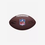 Ein brauner NFL-Football mit weißen Schnürsenkeln, dem NFL-Logo und Unterschriften auf einem schlichten weißen Hintergrund.