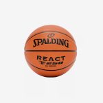 Ein orangefarbener Spalding React TF-250-Basketball mit schwarzer Beschriftung, abgebildet vor einem schlichten weißen Hintergrund.