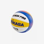 Ein Mikasa Beach Pro-Volleyball mit blauen, gelben, weißen und violetten Feldern sowie dem FIVB-Logo auf einheitlichem weißem Hintergrund.