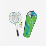 Auf einem weißen Hintergrund sind zwei Badmintonschläger, zwei Federbälle und eine grün-blaue Tragetasche mit einem grafischen Motiv abgebildet.