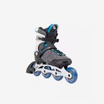 Ein grau-schwarzer Inline-Skate mit blauen Rollen und Akzenten, der sich durch eine hohe Knöchelstütze und verstellbare Riemen auszeichnet, dargestellt vor einem weißen Hintergrund.