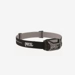 Eine verstellbare Petzl-Stirnlampe in Schwarz und Grau mit einem elastischen Band und einer rechteckigen Leuchteinheit mit mehreren LEDs.