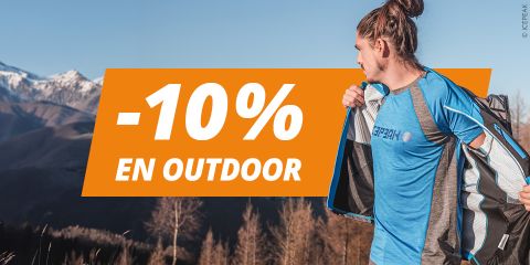 Un hombre en ropa deportiva se abre la chaqueta al aire libre con un paisaje montañoso de fondo. Sobre un fondo naranja, el texto dice: "-20 % EN OUTDOOR".