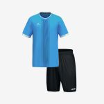 Blaues Sporttrikot mit kurzen Ärmeln, weißem Rand und vertikalen Streifen, dazu schwarze Shorts mit einem kleinen weißen Logo auf dem linken Bein.