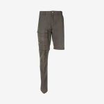 Graue Hose, bei der das rechte Bein in voller Länge erhalten geblieben ist, während das linke Bein zu einer Shorts gekürzt wurde; dargestellt auf weißem Hintergrund.