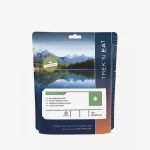 Ein Trek’n Eat-Mahlzeitenbeutel mit einem Berg- und Seemotiv, beschriftet mit „vegetarisches Risotto mit Gartengemüse“, für den Einsatz im Freien und beim Camping.