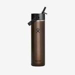 Eine dunkelbraune Hydro Flask-Trinkflasche mit einem schwarzen Deckel mit Klappstrohhalm, die aufrecht auf einem schlichten weißen Hintergrund steht.