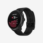 Schwarze Smartwatch, die eine Herzfrequenz von 79 Schlägen pro Minute anzeigt, mit einem 24-Stunden-Herzfrequenzdiagramm auf dem Bildschirm vor einem schlichten weißen Hintergrund.