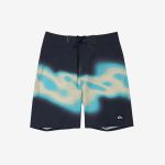 Schwarze Boardshorts mit einem hellblauen und cremefarbenen abstrakten Wellenmuster auf der Vorderseite und einem Quiksilver-Logo am Saum.