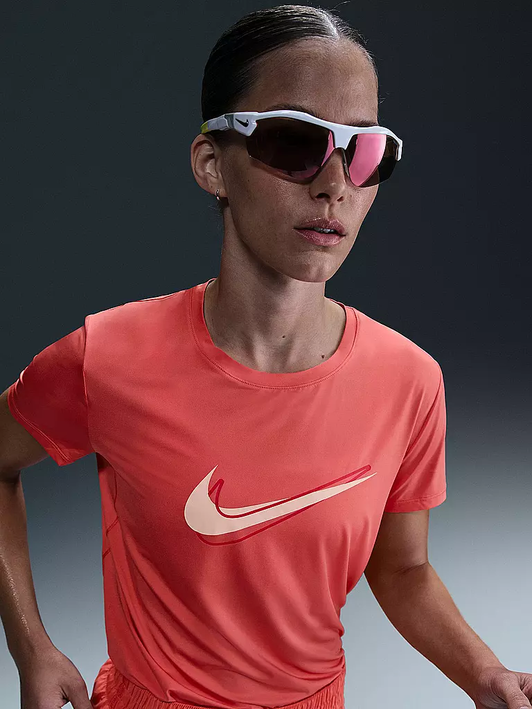NIKE | Camiseta de running para mujer One Swoosh | Coral