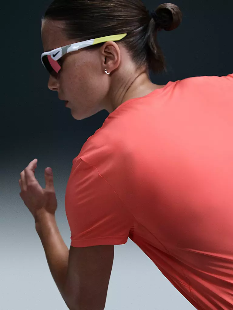 NIKE | Camiseta de running para mujer One Swoosh | Coral