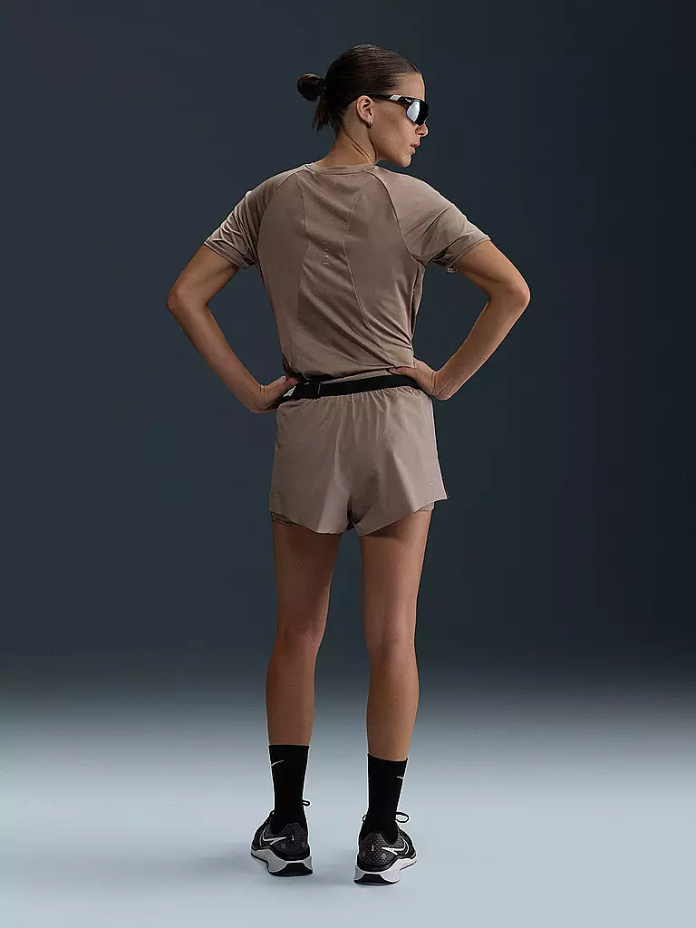 NIKE | Camiseta de running Swift para mujer | Marrón