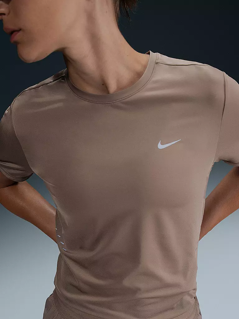 NIKE | Camiseta de running Swift para mujer | Marrón
