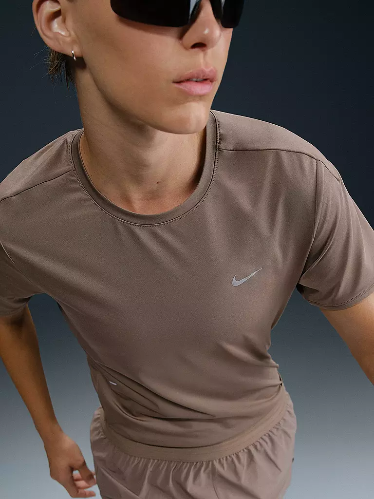 NIKE | Camiseta de running Swift para mujer | Marrón