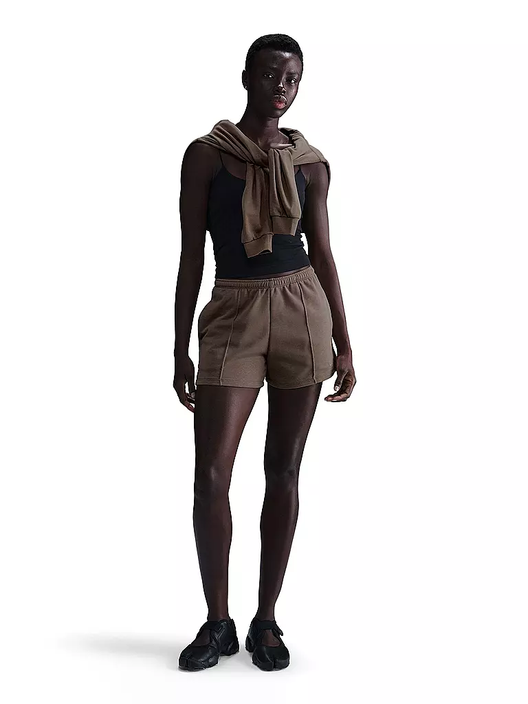 NIKE | Shorts de deporte Chill Terry de 4 pulgadas para mujer | Marrón