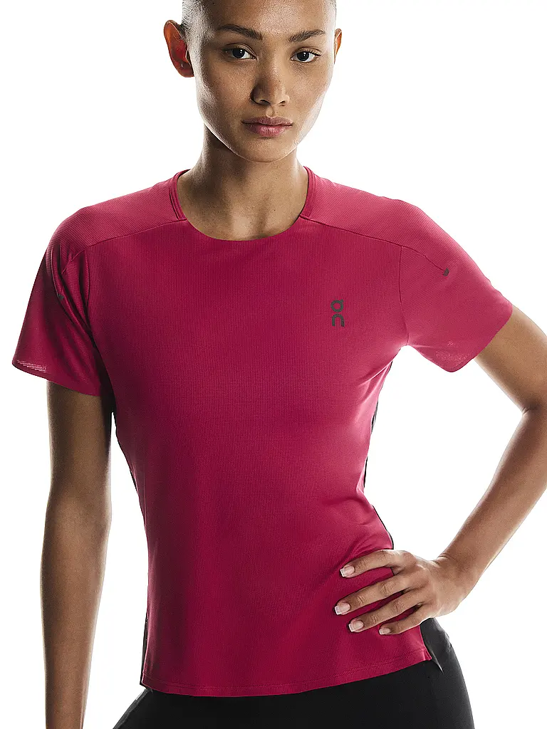 ON | Camiseta de running Performance-T para mujer | Rojo oscuro